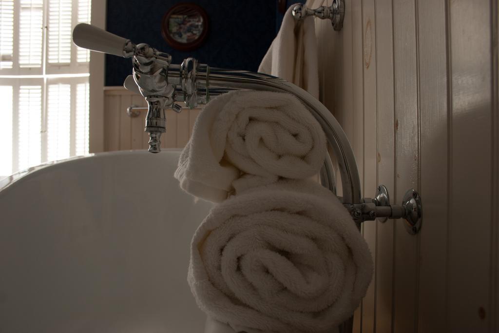 Camden Windward House Hotel Bagian luar foto